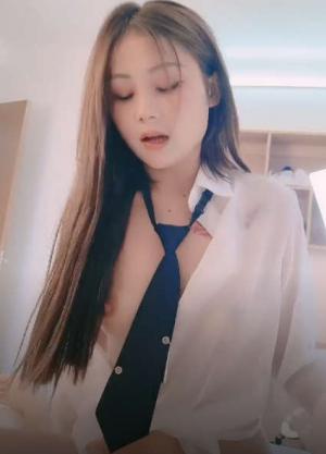 给力 纯欲系颜值美少女，衬衣没穿内裤，张开双腿扣骚穴，怼入小穴自己动，第一视角抽插，干的妹妹爽翻