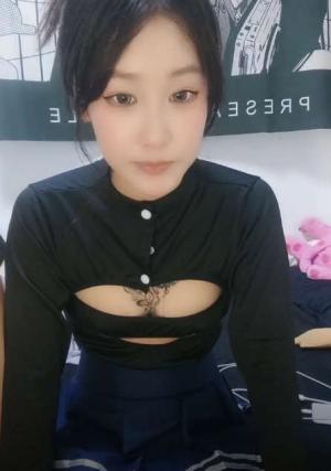 制服露脸极品小妹的诱惑，洗干净化好妆伺候男友激情啪啪，各种舔弄大鸡巴样子好骚，被男友无套爆操内射中出